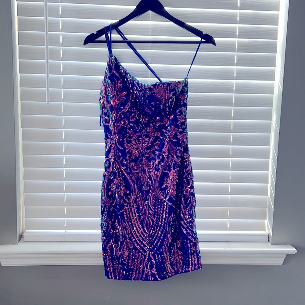 Never worn like new great for jr prom beautiful design blue pink colors